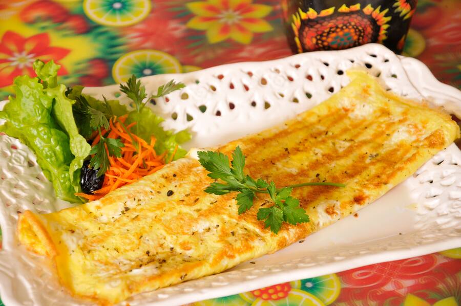 Omelete de banana, mussarela e canela
